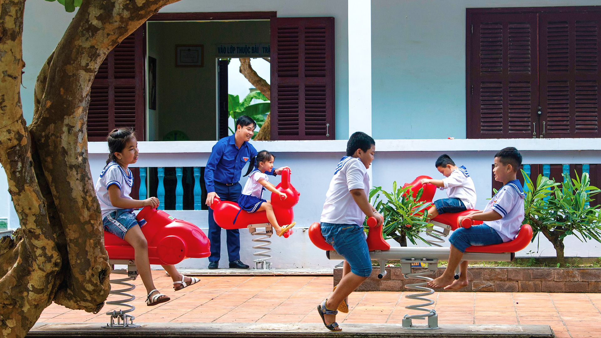 THƠ CHỌN - LỜI BÌNH: Lớp học bên bờ sóng