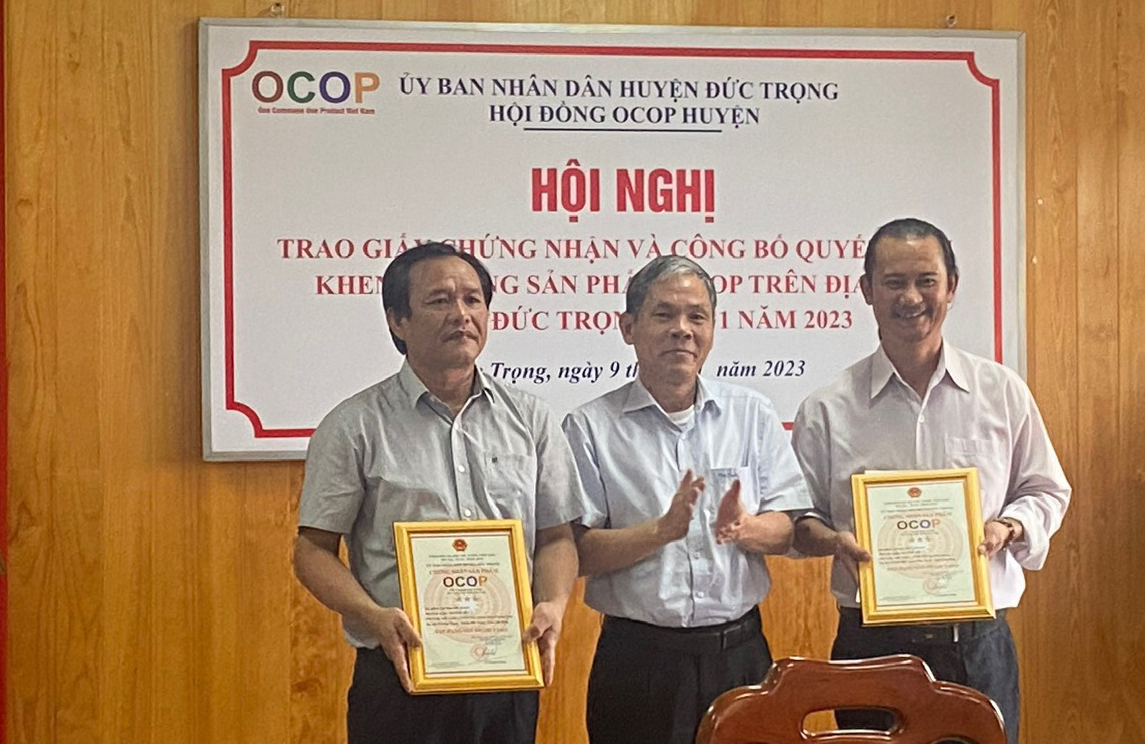 Đức Trọng: Trao giấy chứng nhận cho các sản phẩm OCOP đạt sao đợt 1 năm 2023