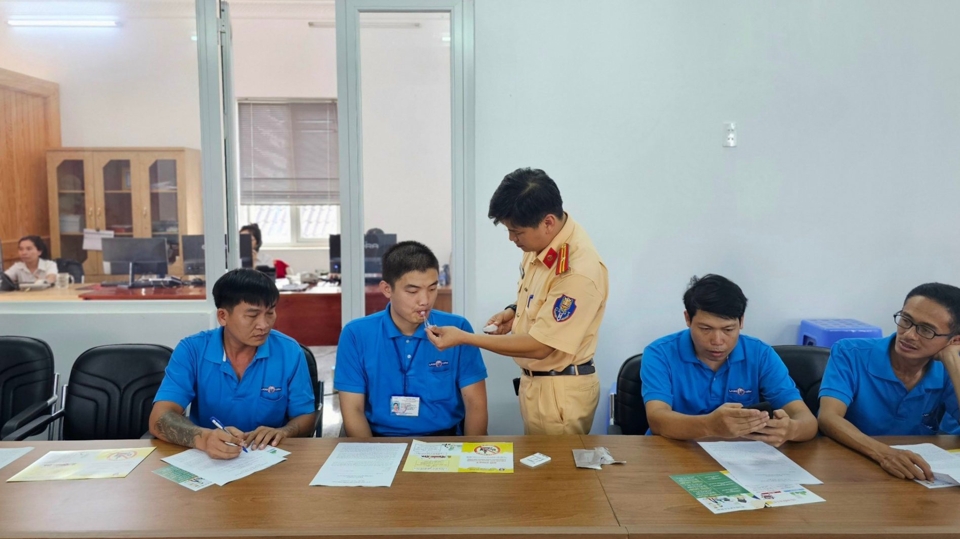 Đo nồng độ cồn và thử chất ma túy đối với 128 lái xe Công ty LaDo Taxi