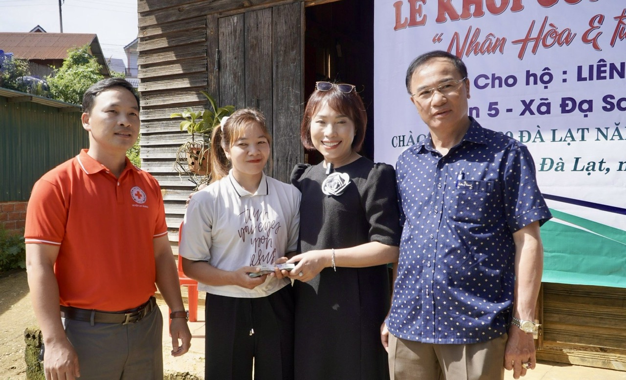 Khởi công xây nhà nhân ái tặng phụ nữ nghèo