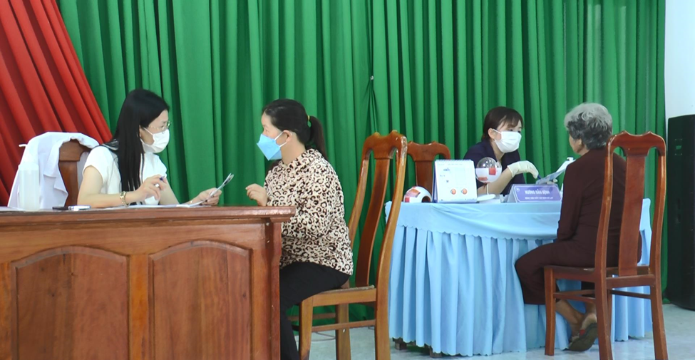 Cát Tiên: Khám, phát thuốc miễn phí và tư vấn các bệnh lý về mắt cho người cao tuổi