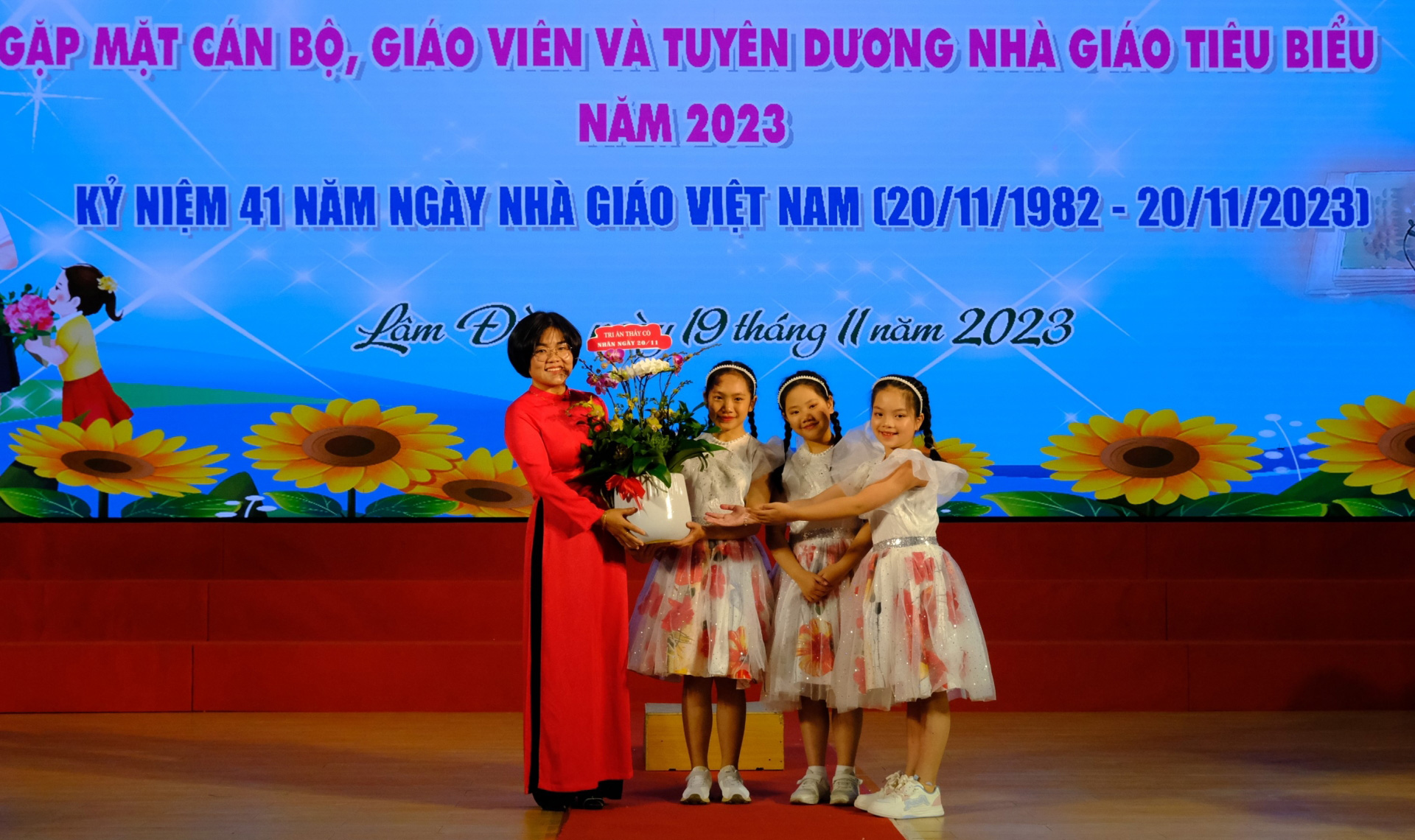 Trung tâm Hoạt động Thanh thiếu nhi tỉnh tuyên dương các giáo viên tiêu biểu
