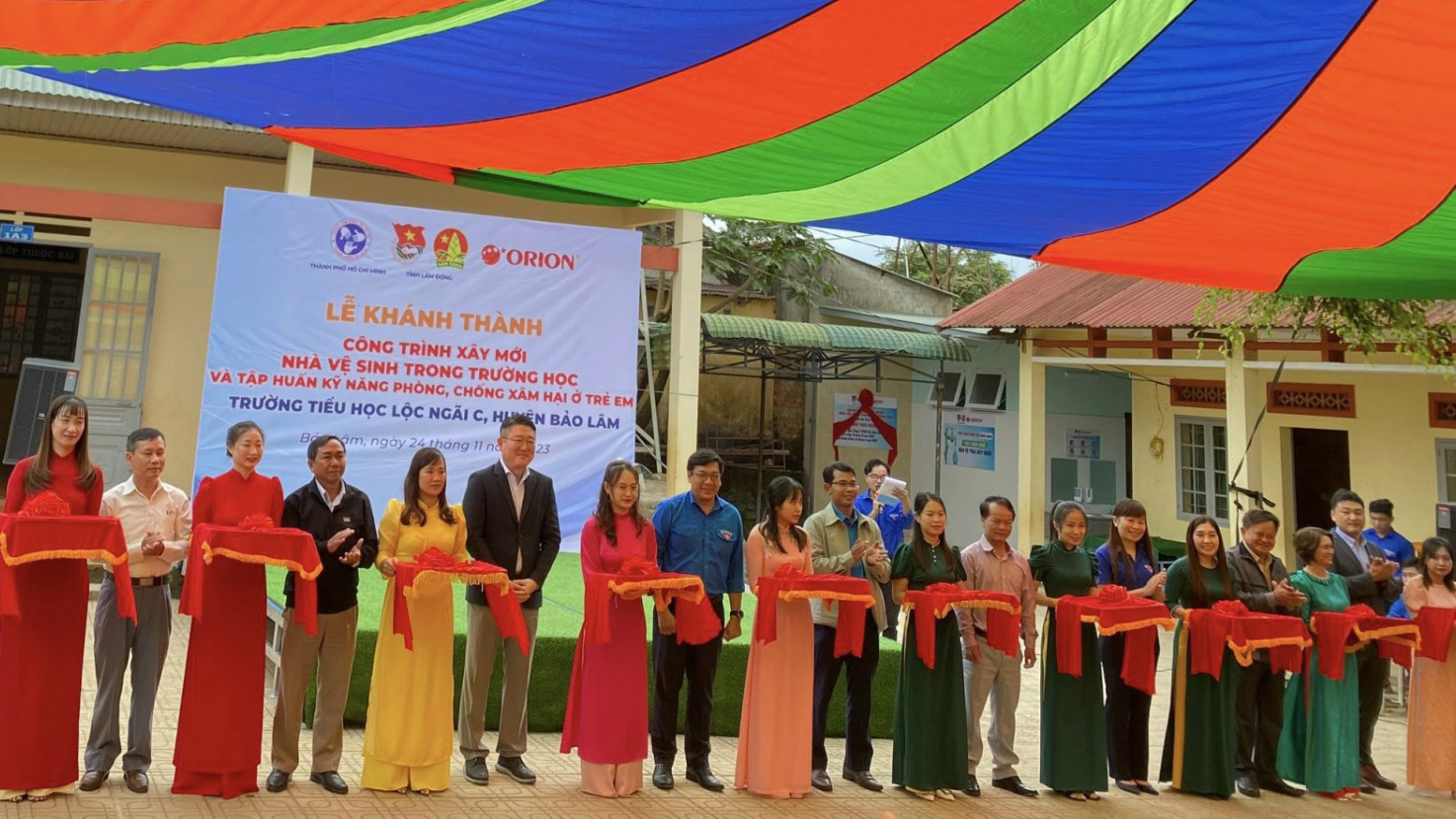 Bàn giao 2 công trình nhà vệ sinh trong trường học