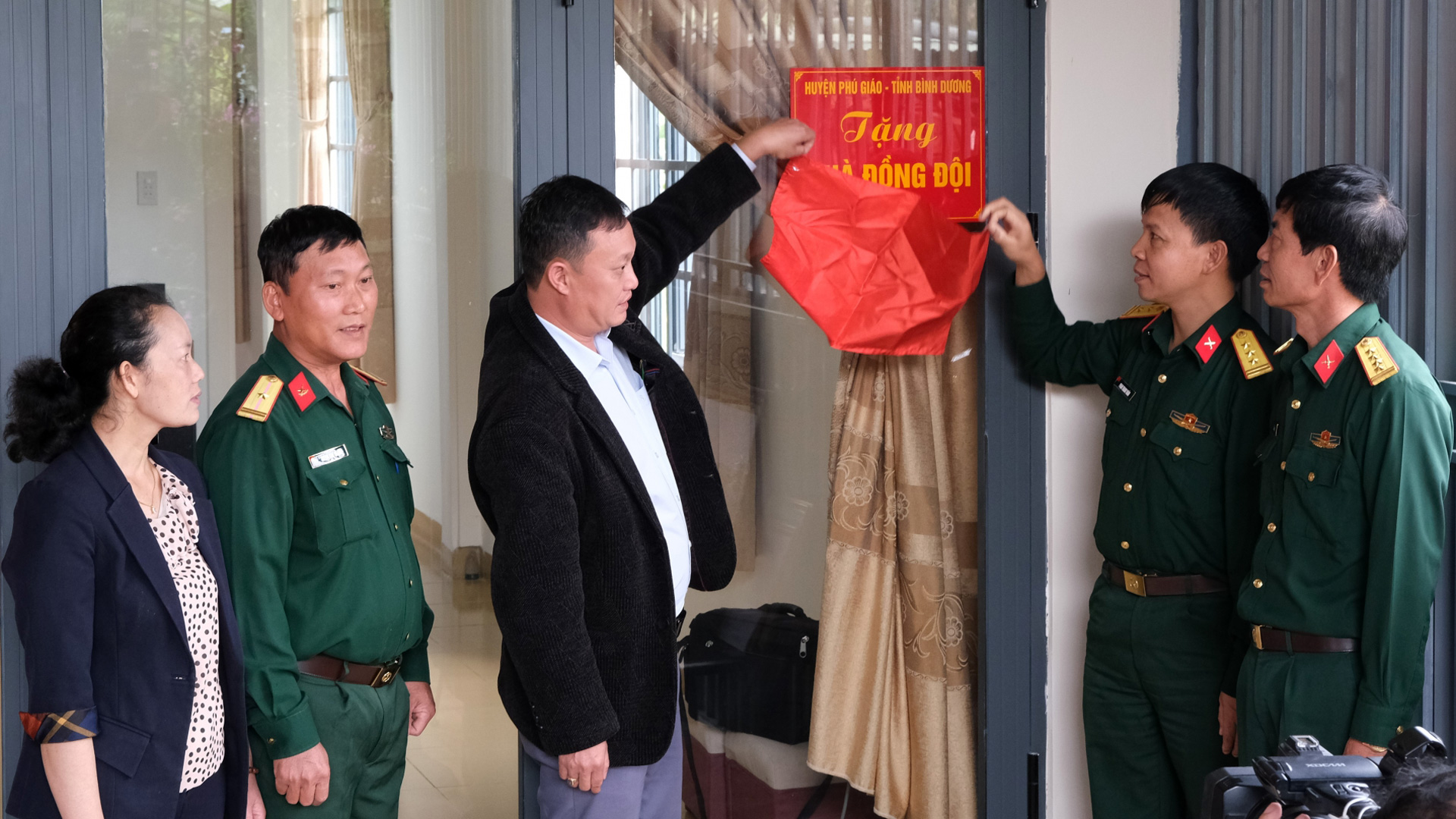 Học viện Lục quân trao nhà đồng đội cho quân nhân