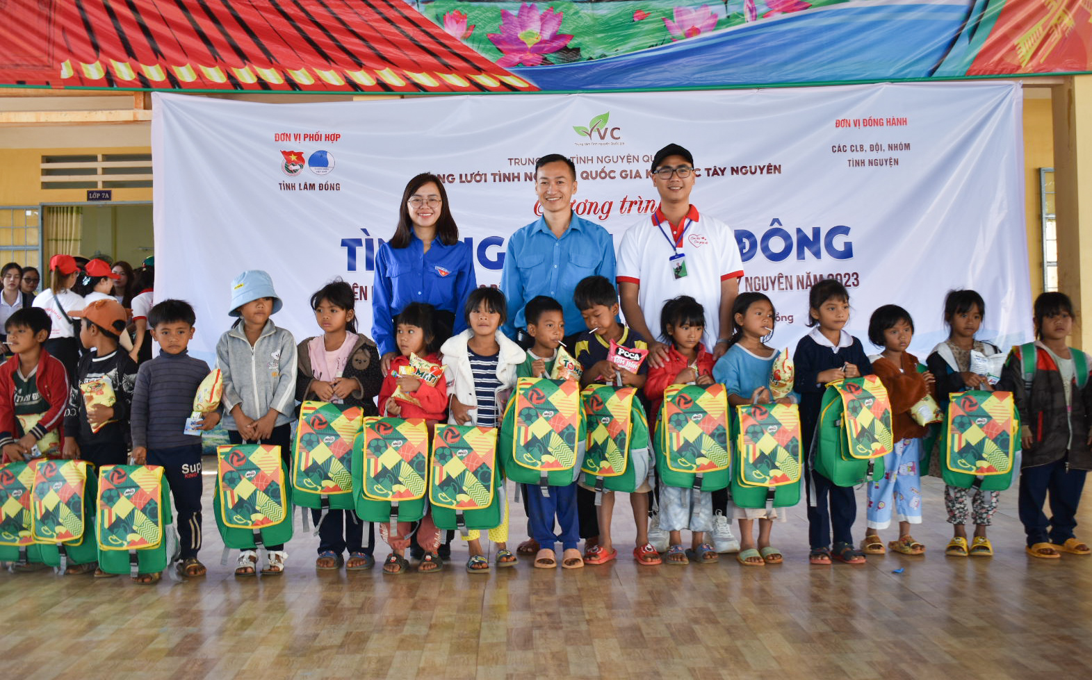 Nhiều phần quà cho thiếu nhi tại chương trình Tình nguyện mùa đông