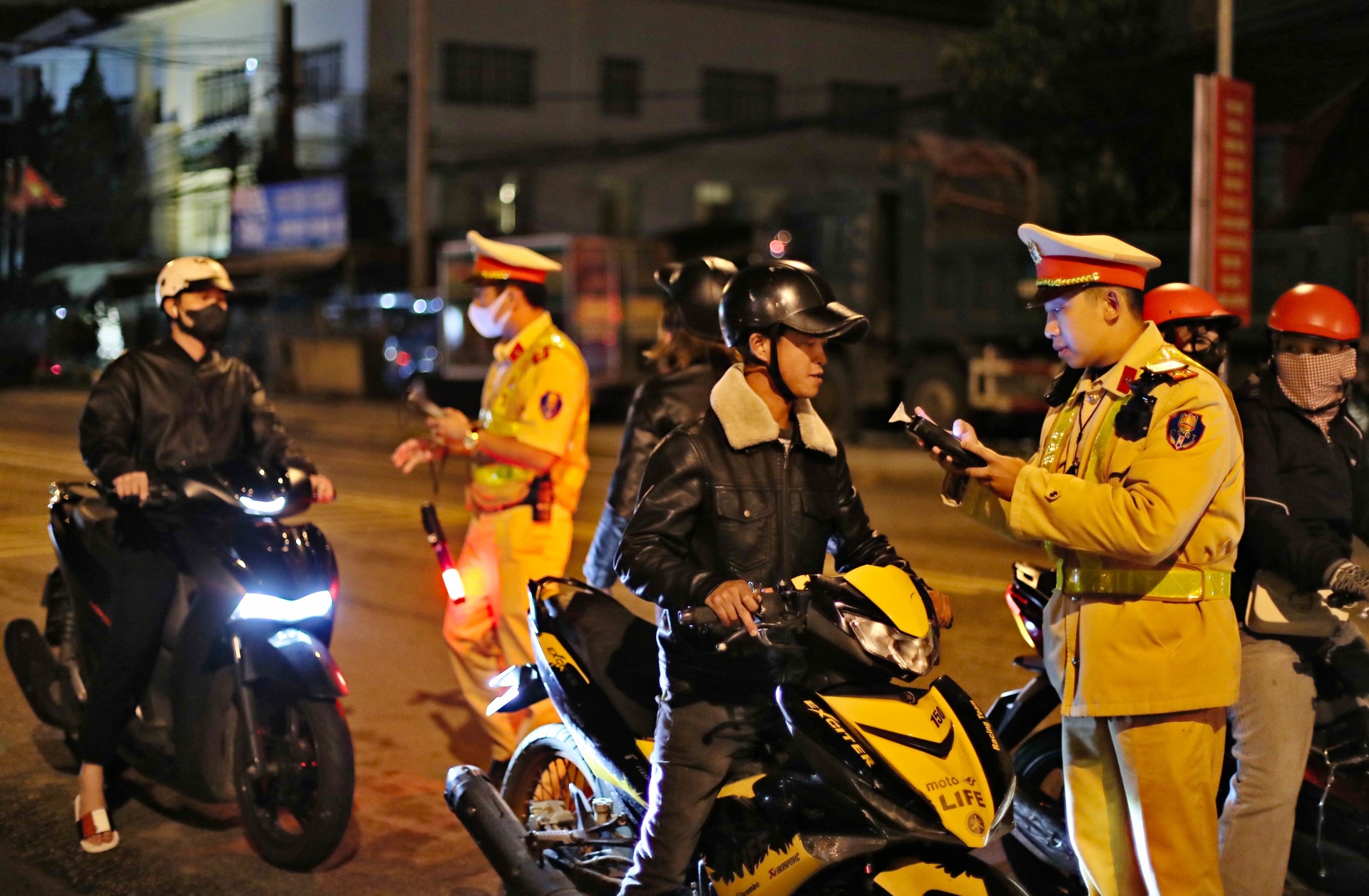 Đà Lạt: 2 giờ kiểm tra trên Quốc lộ 20, phát hiện lái xe sử dụng ma tuý, dùng biển số giả