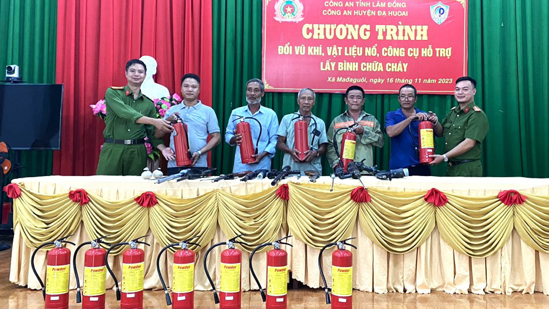 Đạ Huoai: 44 người dân đổi vũ khí, vật liệu nổ lấy bình chữa cháy