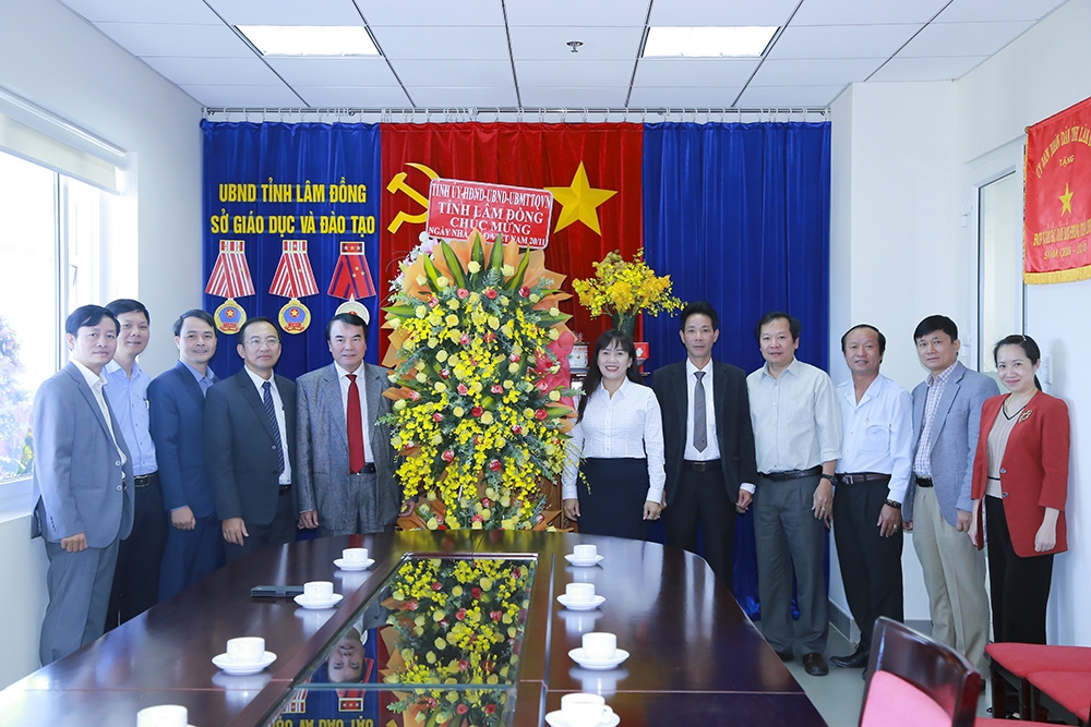 Phó Chủ tịch UBND tỉnh Phạm S thăm, chúc mừng Sở Giáo dục và Đào tạo nhân Ngày Nhà giáo Việt Nam 20/11