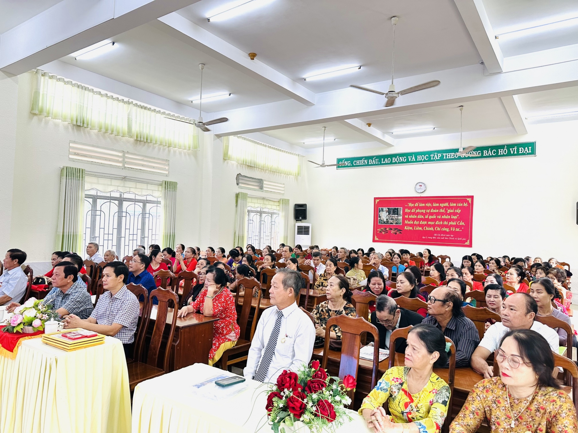 Đạ Tẻh: Gặp gỡ, tôn vinh 141 cán bộ, hội viên Hội Cựu giáo chức nhân Ngày Nhà giáo Việt Nam