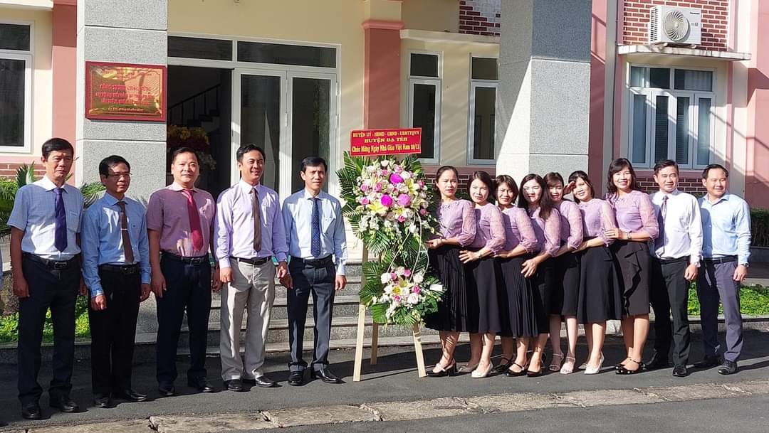 Lãnh đạo huyện Đạ Tẻh thăm và chúc mừng các đơn vị giáo dục trên địa bàn