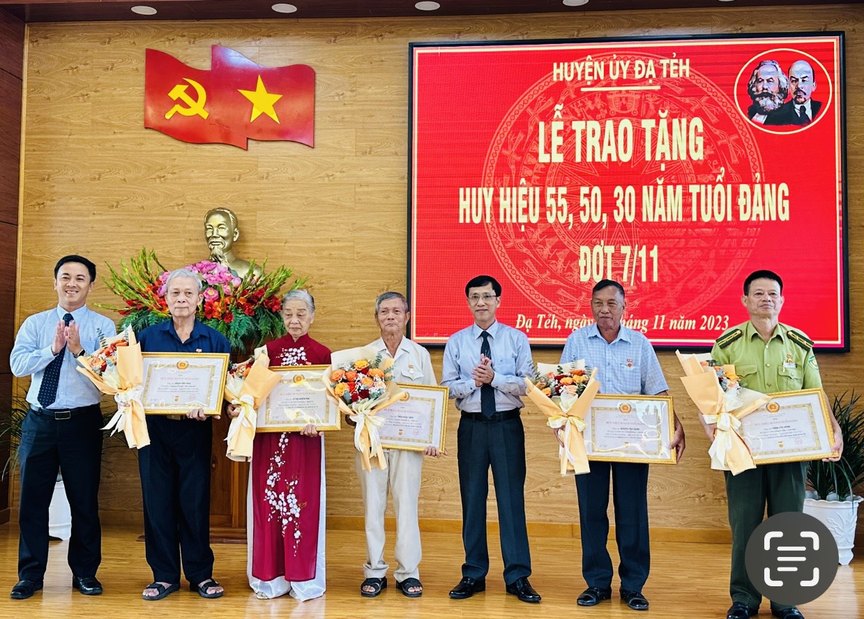 Đạ Tẻh trao Huy hiệu Đảng đợt 7/11 cho 8 đảng viên