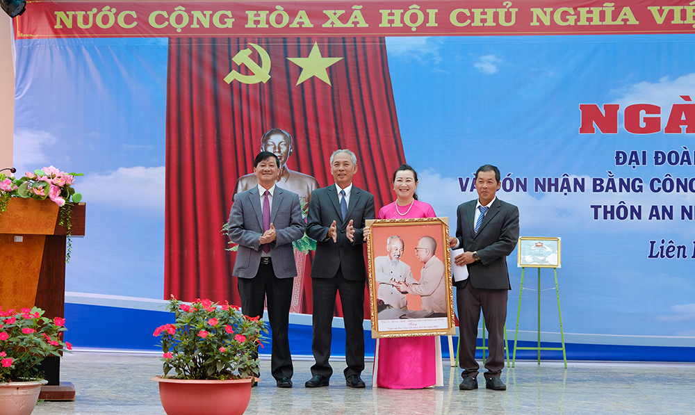 Lãnh đạo tỉnh dự Ngày hội Đại đoàn kết toàn dân tộc tại các khu dân cư