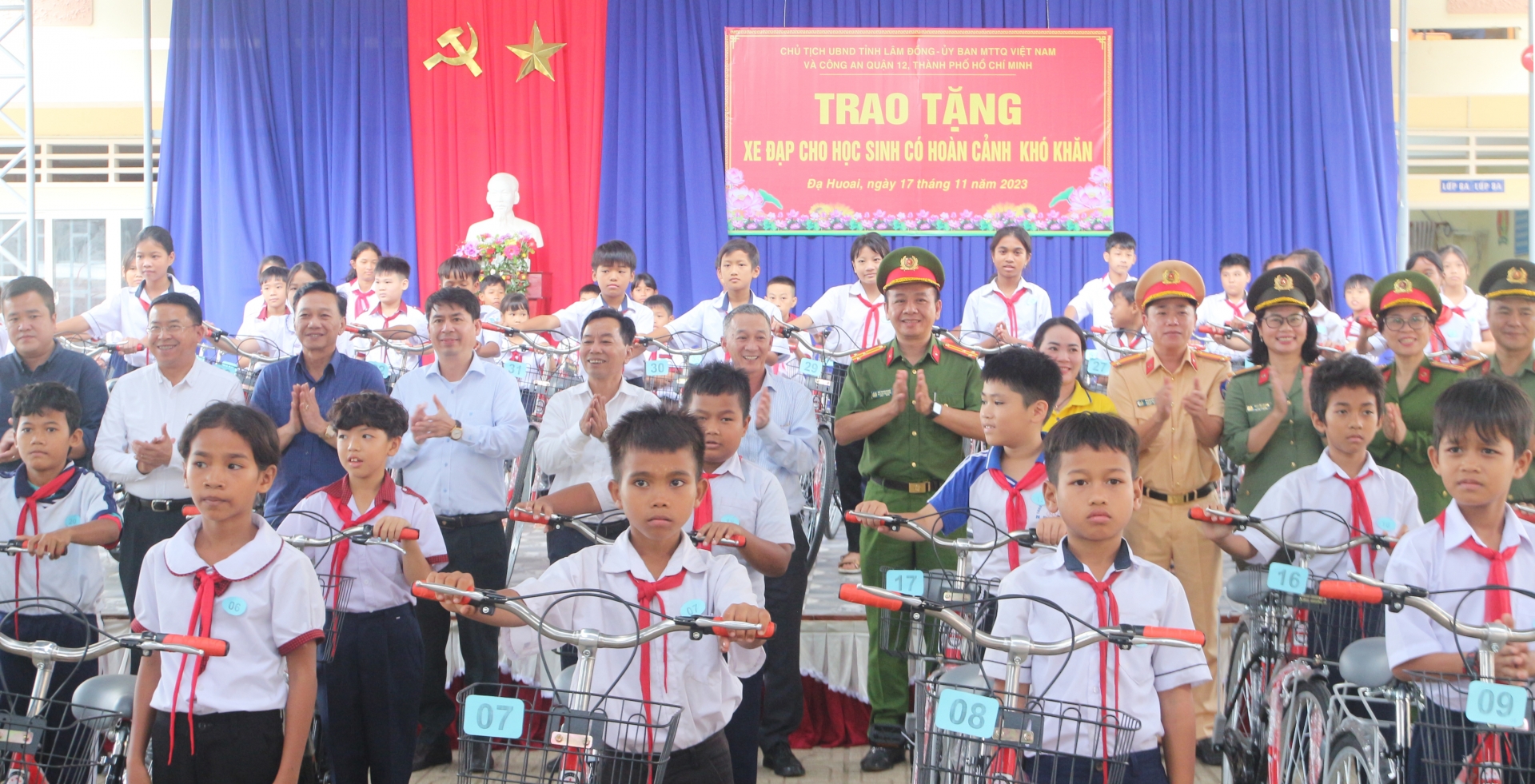 Chủ tịch UBND tỉnh Trần Văn Hiệp tặng xe đạp cho các học sinh có hoàn cảnh khó khăn