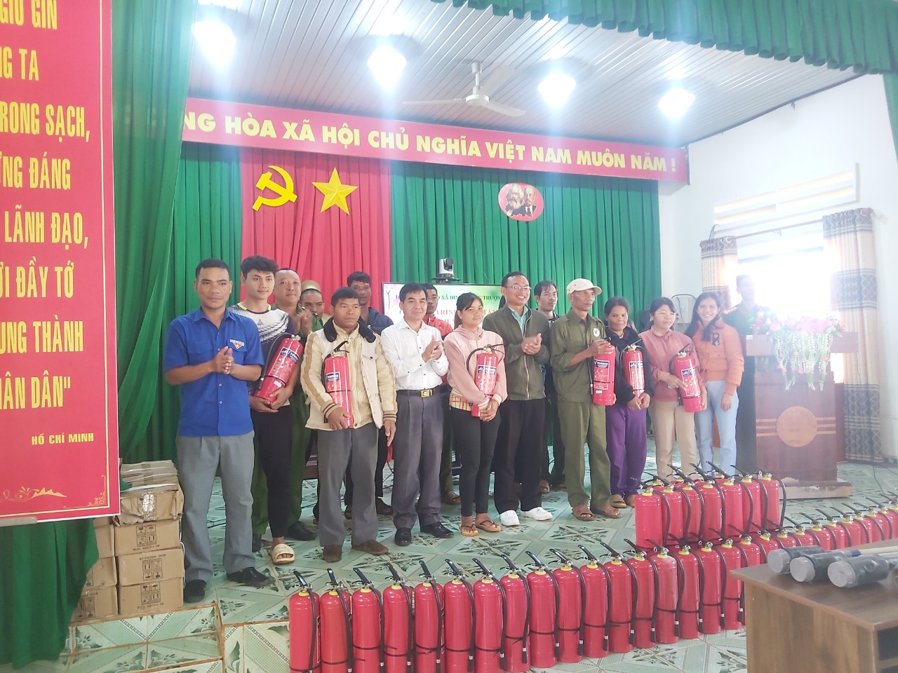 Tặng bình chữa cháy cho người dân xã khó khăn