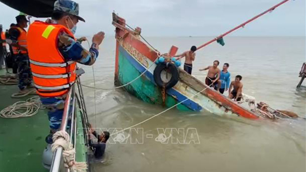 Thời tiết ngày 19/11: Nam Biển Đông mưa dông, gió giật mạnh