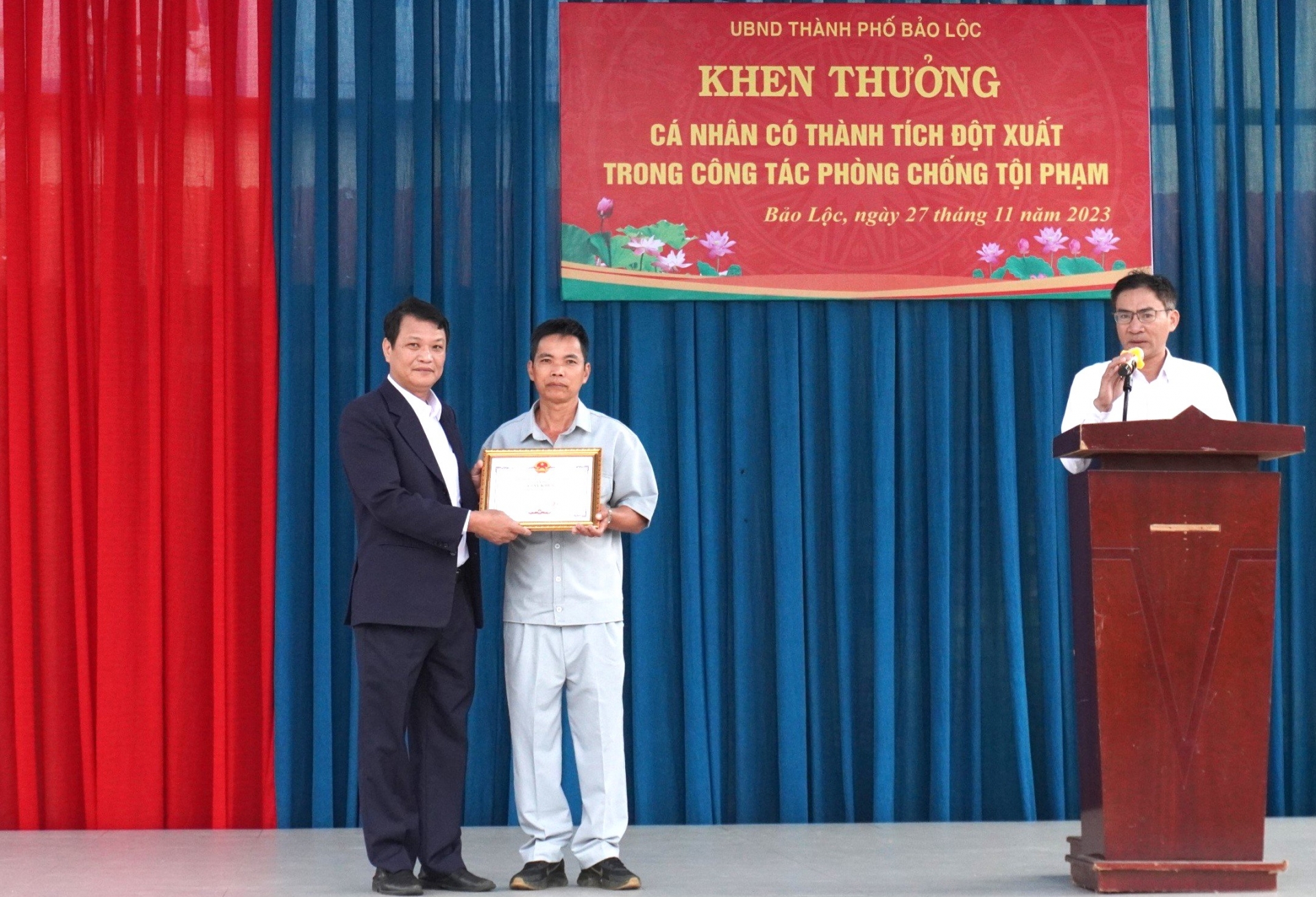 Khen thưởng bảo vệ trường tiểu học bắt gọn tên cướp bông tai của học sinh
