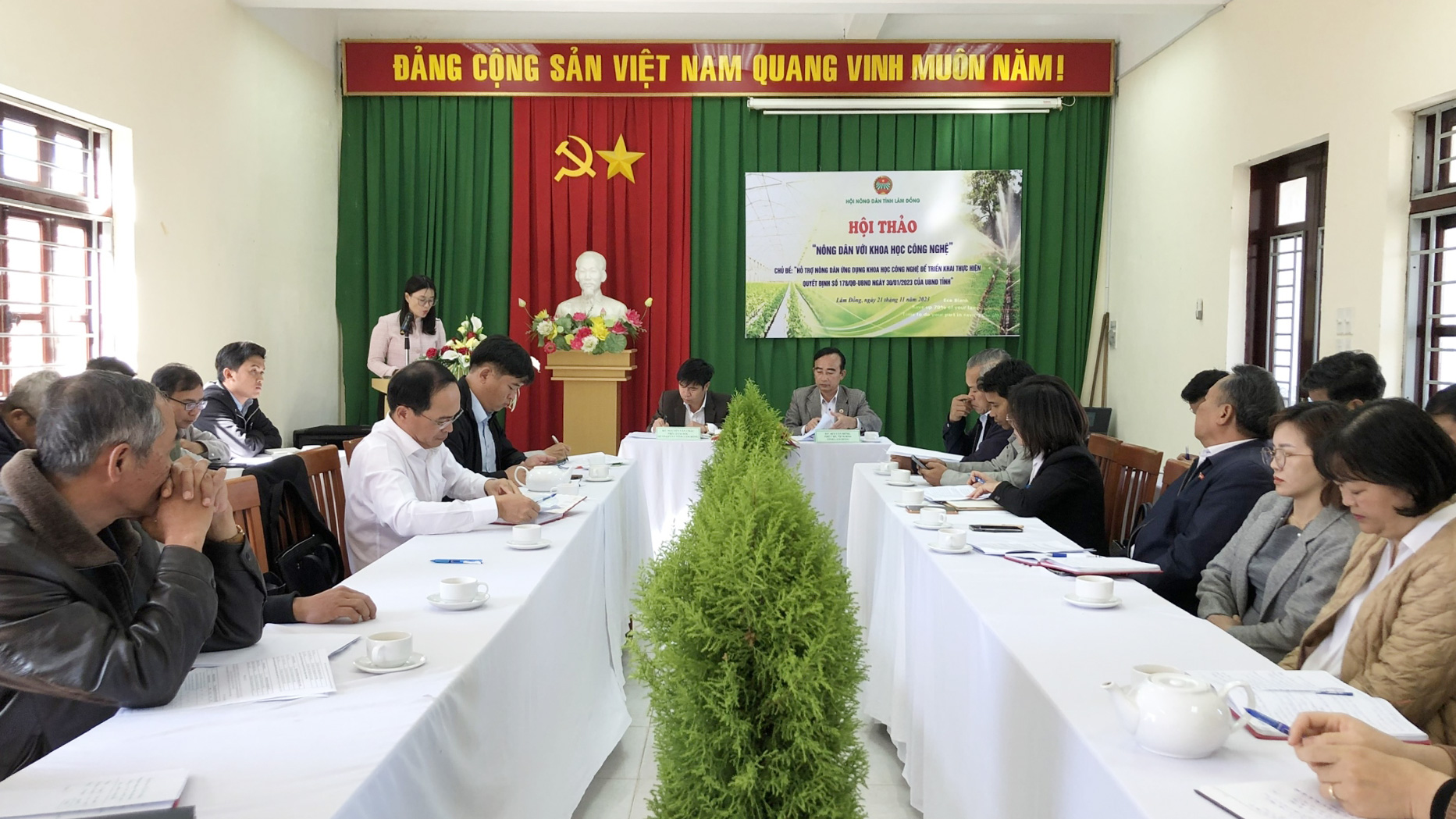 Hỗ trợ nông dân ứng dụng khoa học, công nghệ để giảm dần diện tích nhà kính