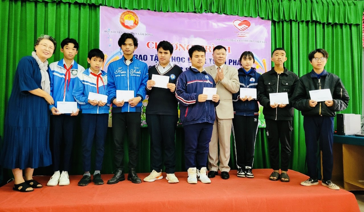 Hơn 108 triệu đồng học bổng tặng học sinh hoàn cảnh đặc biệt khó khăn, học sinh khuyết tật