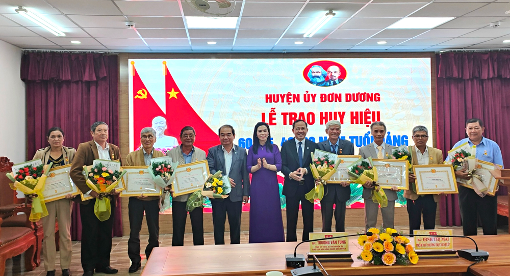 Đơn Dương: Trao tặng Huy hiệu Đảng dịp 7/11 cho 15 đảng viên