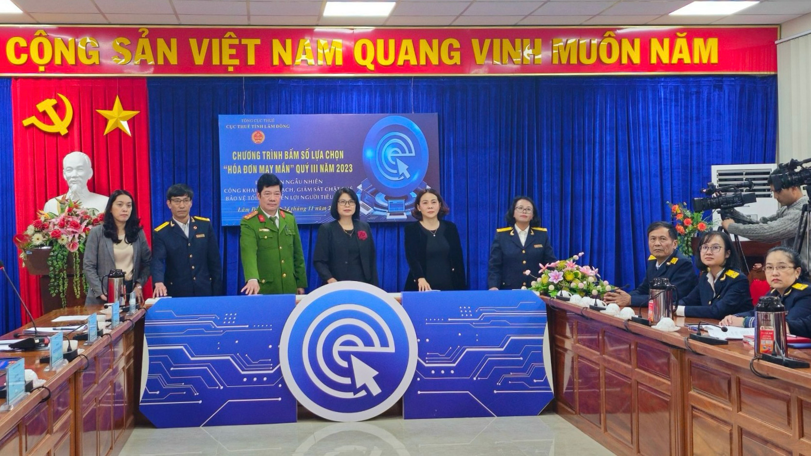 Quay số tìm ra 15 hóa đơn trúng thưởng may mắn quý III/2023