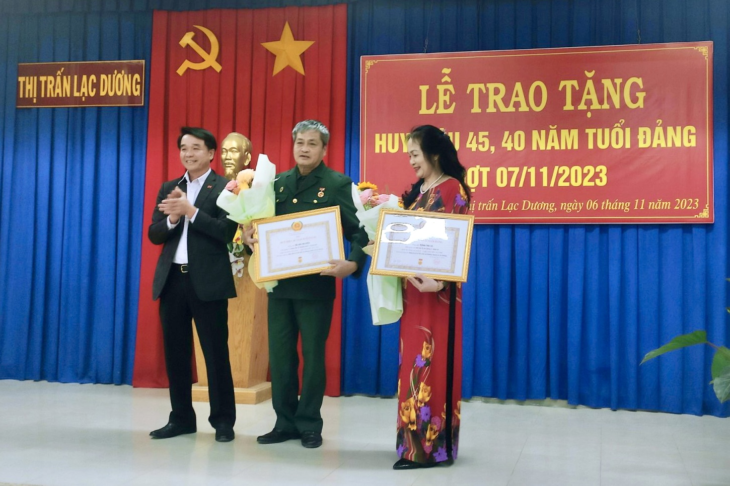 Lạc Dương: Trao tặng Huy hiệu Đảng đợt 7/11