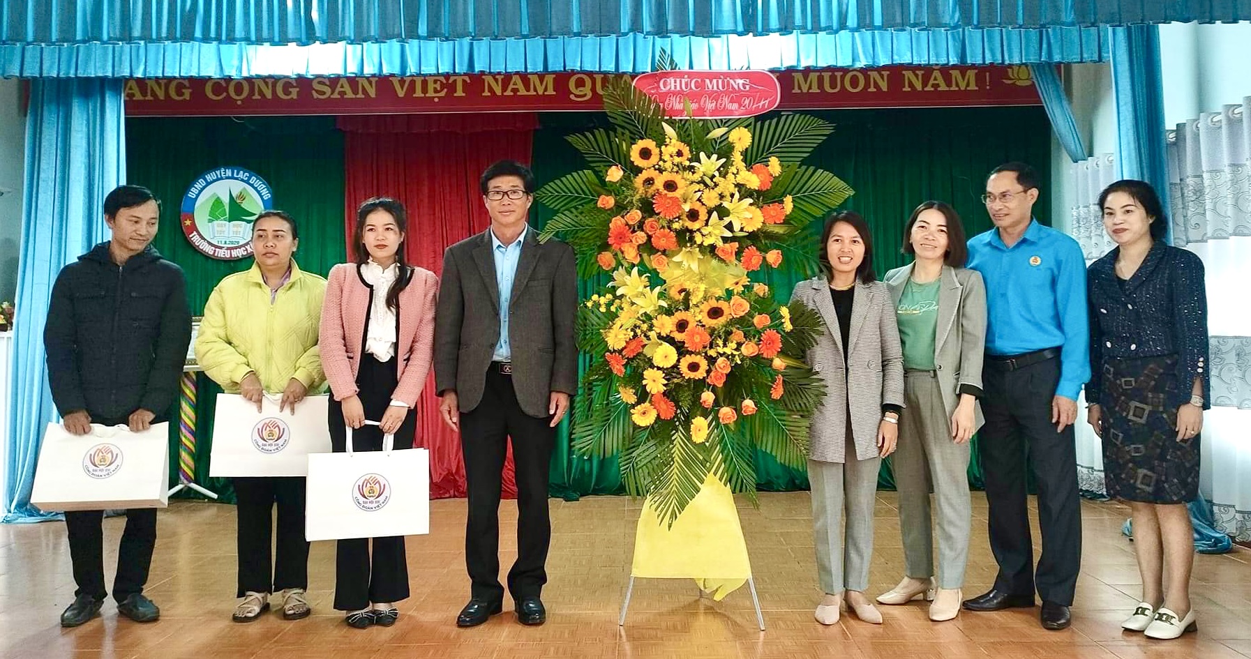 Lạc Dương: Thăm hỏi, tặng quà đoàn viên có hoàn cảnh khó khăn và các cơ sở giáo dục