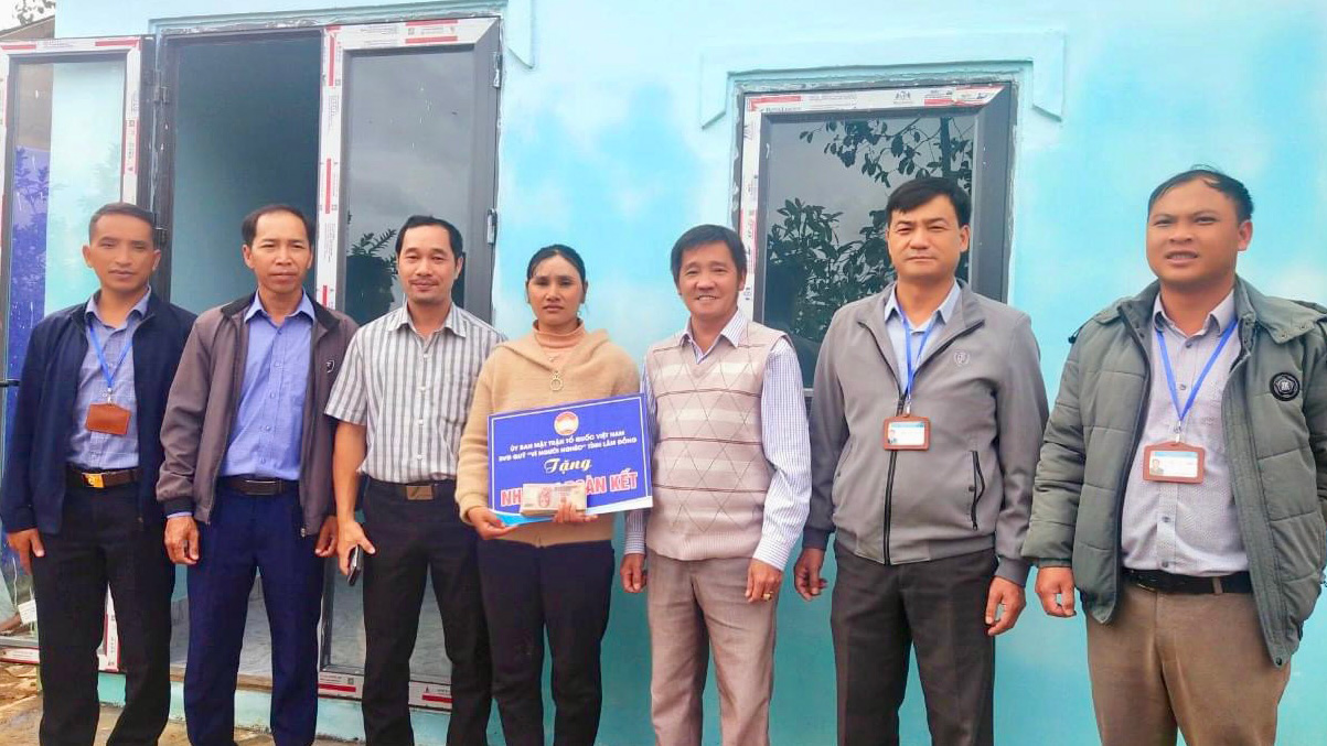 Trao tặng Nhà đại đoàn kết cho địa chỉ nhân đạo tại Lạc Dương