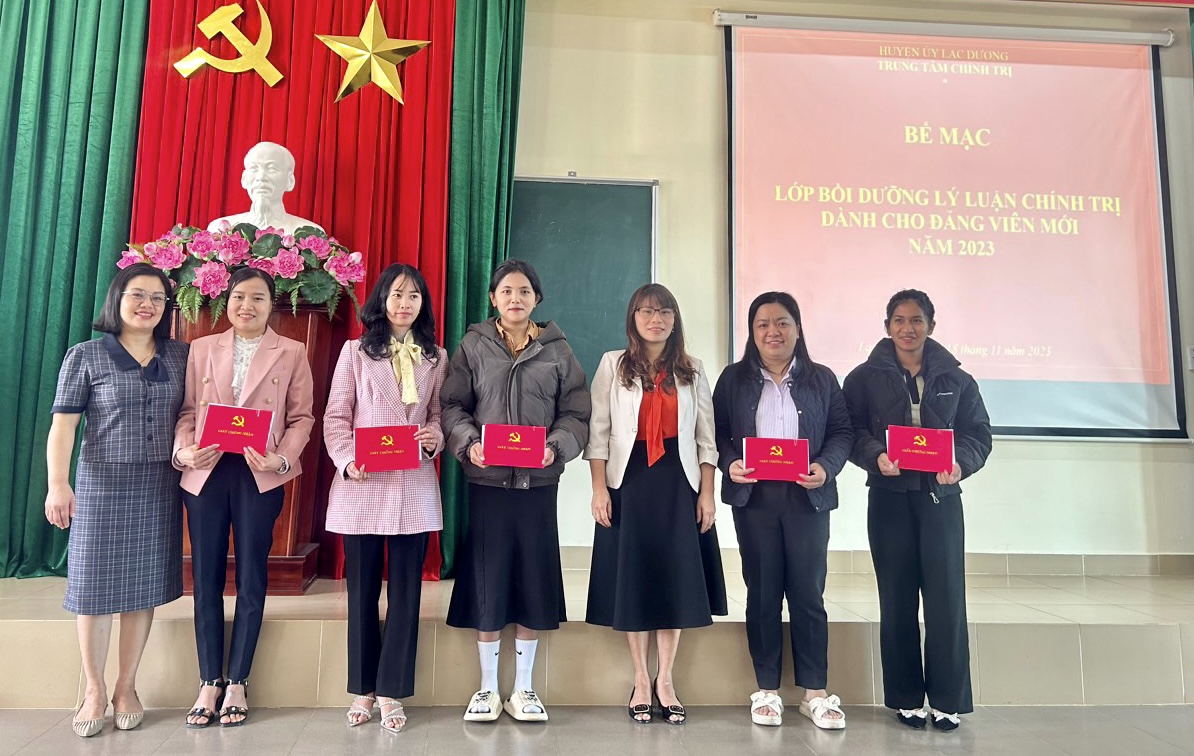 Lạc Dương: Bế giảng lớp bồi dưỡng lý luận chính trị dành cho đảng viên mới