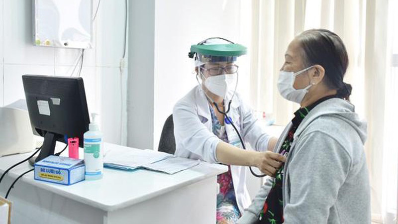 Người bệnh Covid-19 không có BHYT tự thanh toán chi phí khám bệnh, chữa bệnh theo quy định