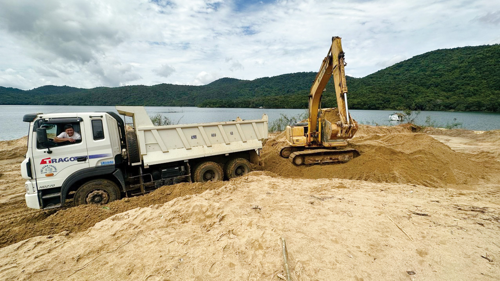 Công an Di Linh củng cố hồ sơ để xử lý vụ khai thác cát trái phép