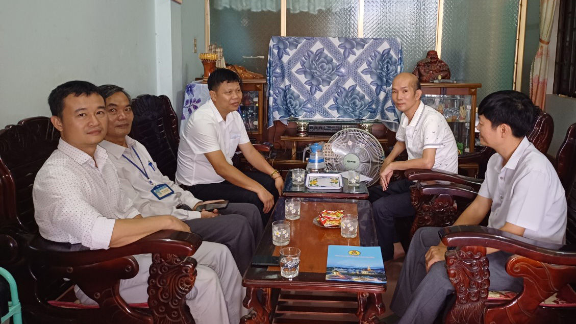Thăm nhà giáo, người lao động gặp khó khăn