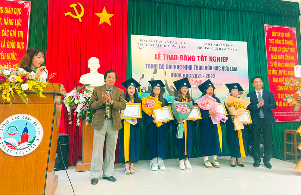 103 sinh viên Trường Cao đẳng Đà Lạt nhận bằng tốt nghiệp Cử nhân đại học