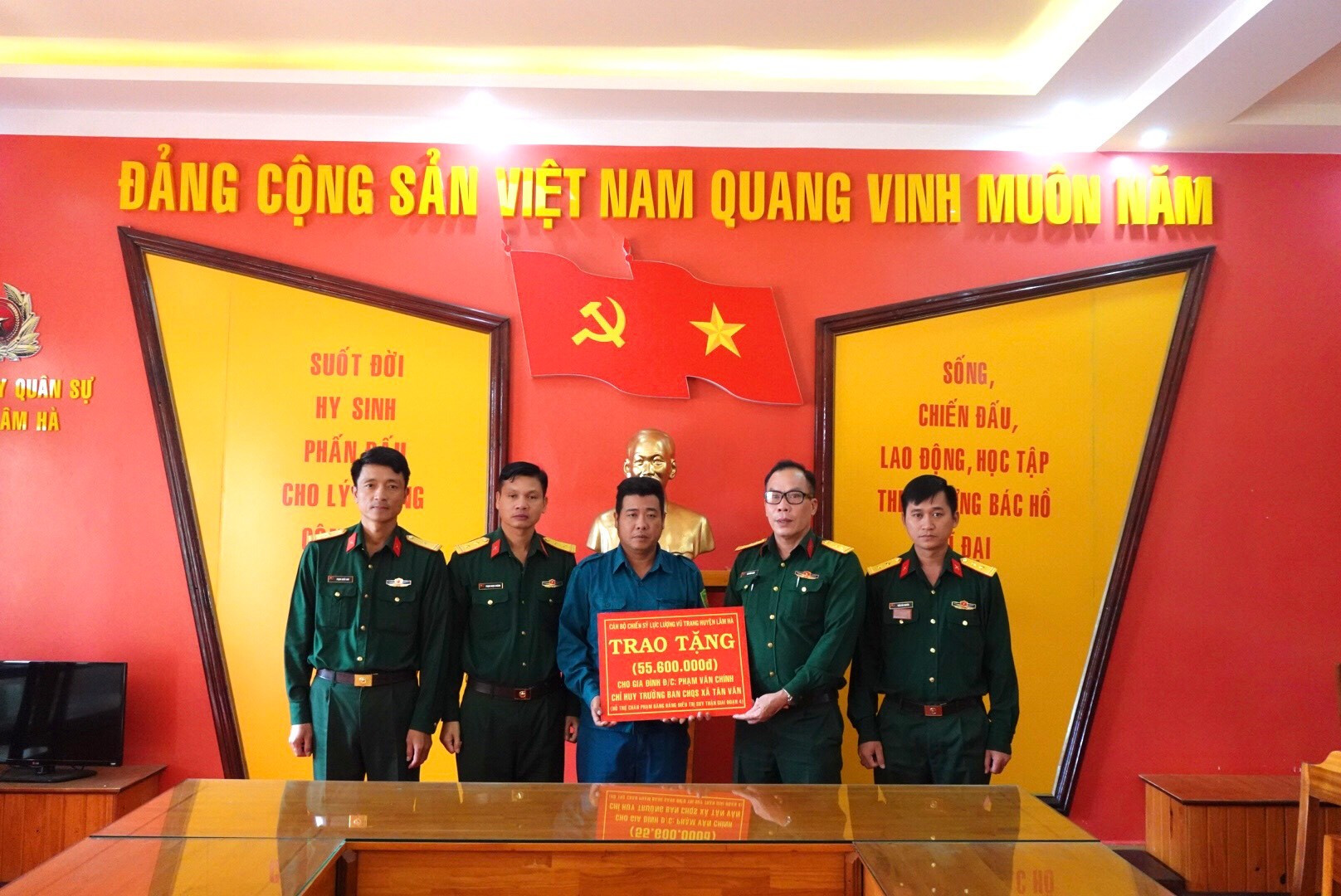 Ban CHQS huyện Lâm Hà hỗ trợ con đồng đội mắc bệnh hiểm nghèo