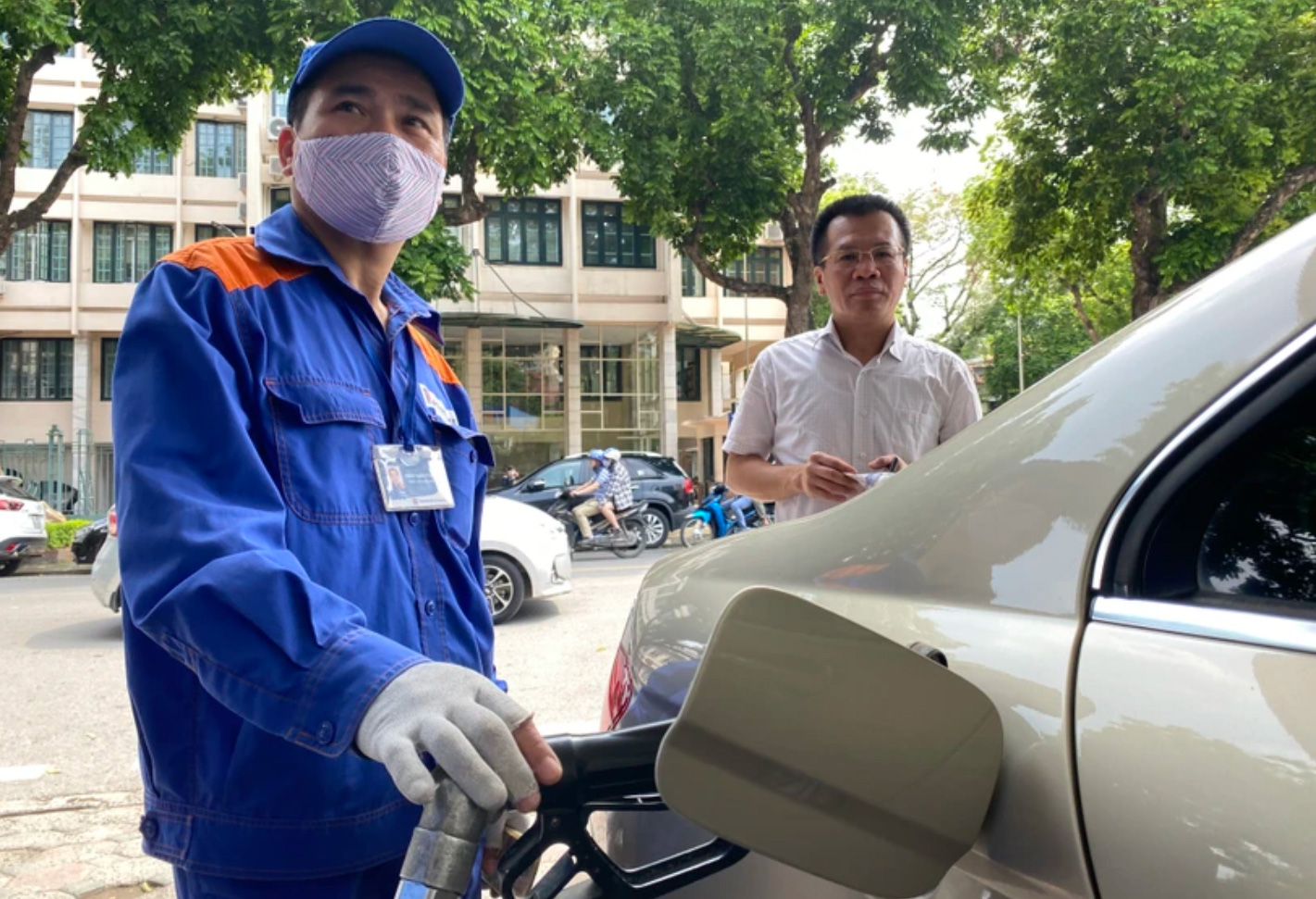 Giá xăng RON95-III và dầu diesel giảm nhẹ, các mặt hàng còn lại cùng đi lên