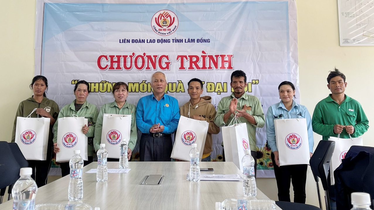 Tặng quà người lao động từ Chương trình ''Những món quà từ Đại hội''