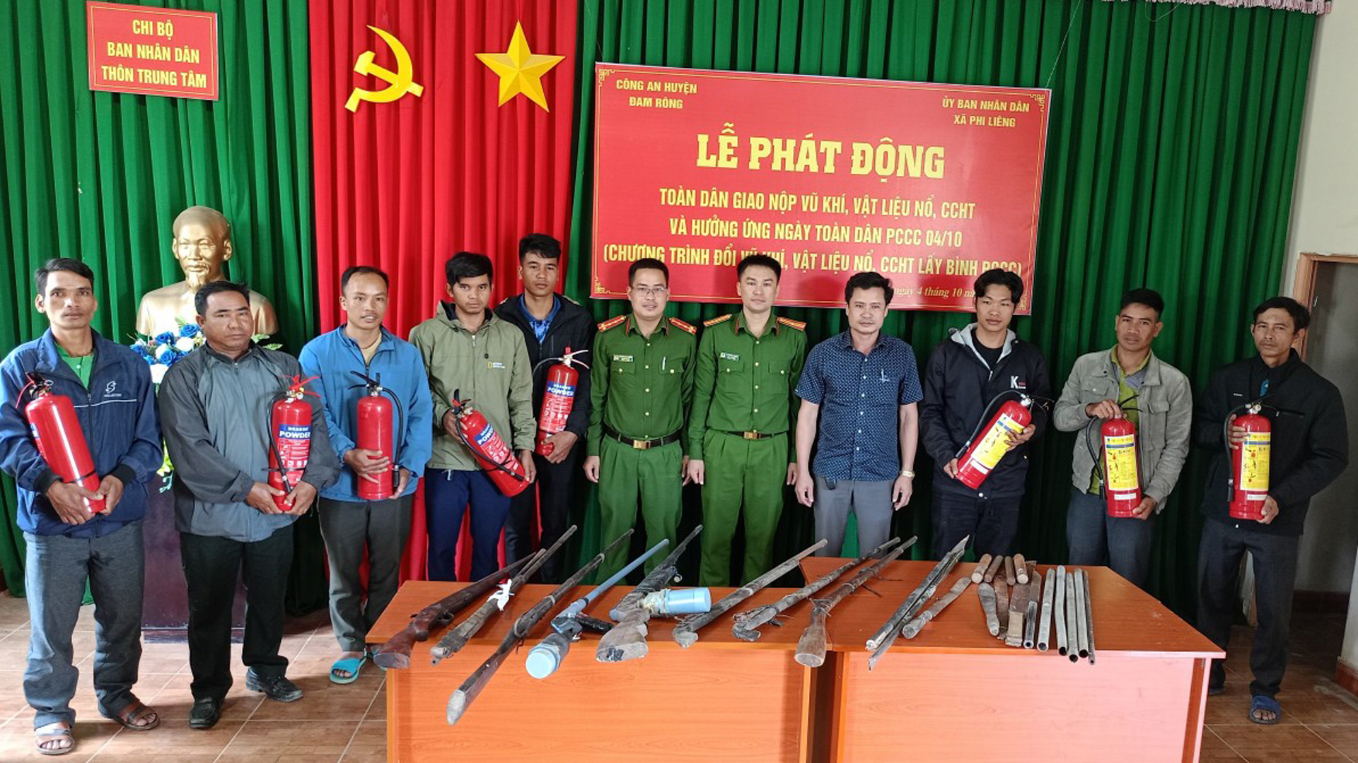 Hiệu quả từ chương trình giao nộp vũ khí, vật liệu nổ đổi lấy bình chữa cháy