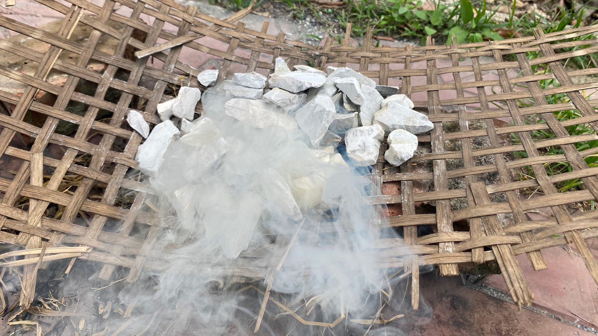 Tục “ăn đất” và nghề độc lạ lấy đất mưu sinh