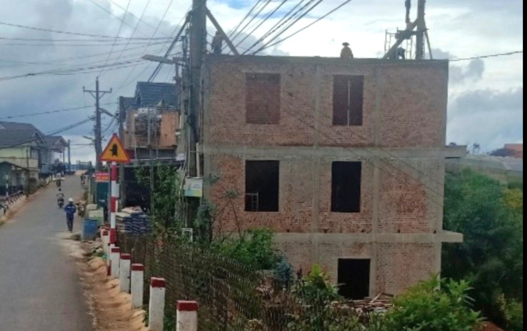 Đà Lạt: Đình chỉ công trình nhà ở dưới đường điện trung thế