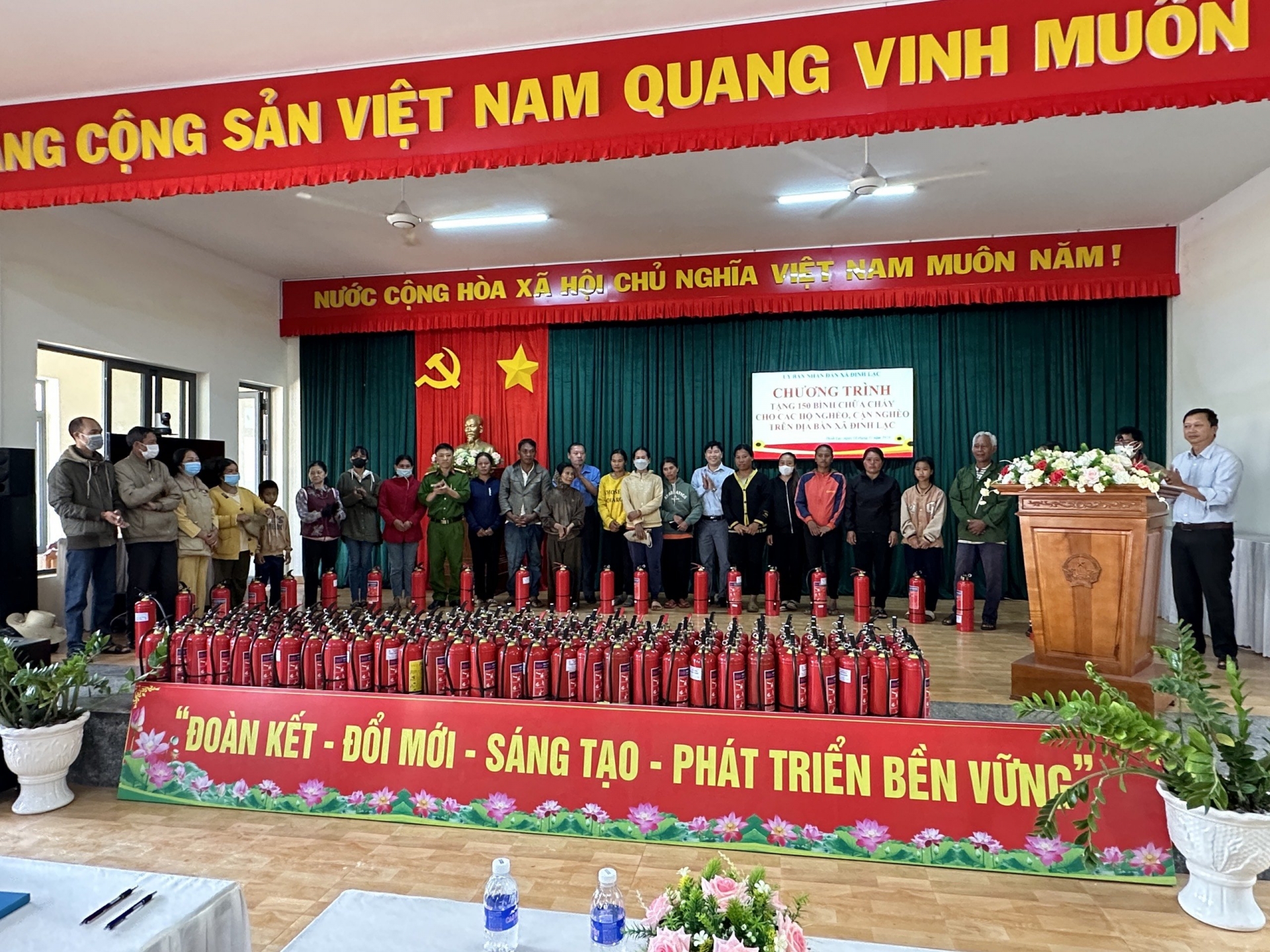 Di Linh: Tặng bình chữa cháy cho hộ nghèo người đồng bào dân tộc thiểu số