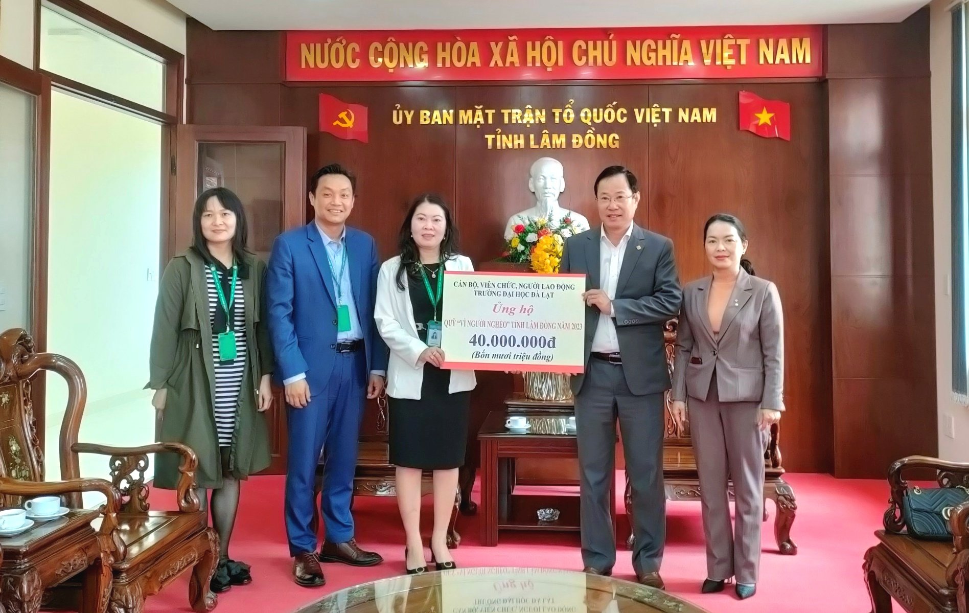 Mặt trận Tổ quốc tỉnh tiếp nhận ủng hộ Quỹ "Vì người nghèo”