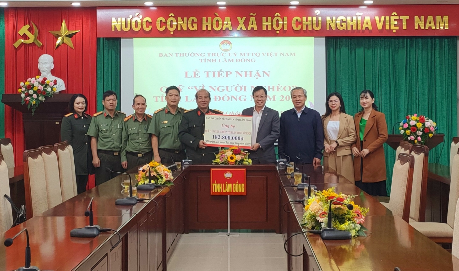 Công an tỉnh ủng hộ hơn 180 triệu đồng cho Quỹ "Vì người nghèo”