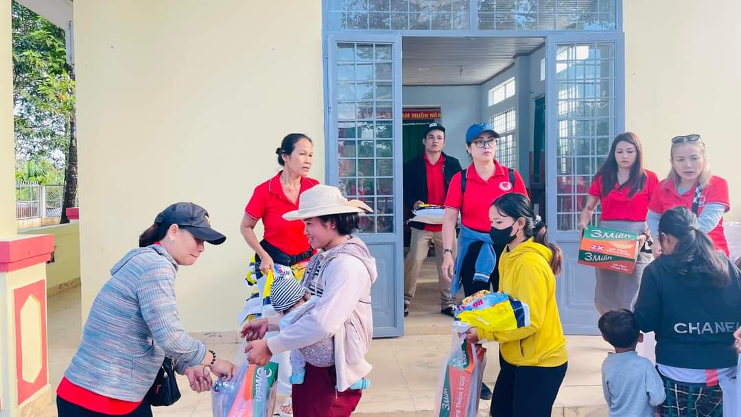 Đạ Tẻh: Tặng quà cho bà con vùng đồng bào dân tộc thiểu số