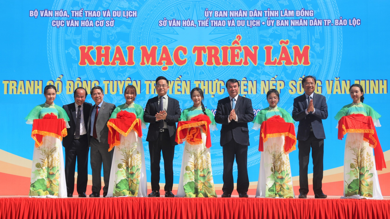 Triển lãm 140 tác phẩm tranh cổ động tấm lớn về thực hiện nếp sống văn minh