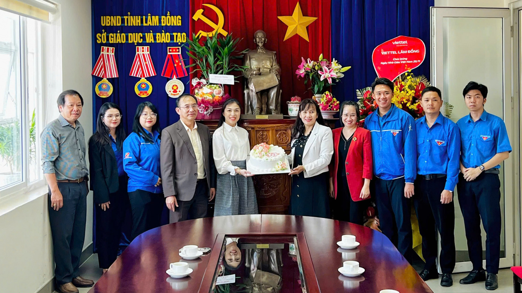 Tuổi trẻ Lâm Đồng thăm, chúc mừng các cơ sở giáo dục nhân kỷ niệm 42 năm Ngày Nhà giáo Việt Nam
