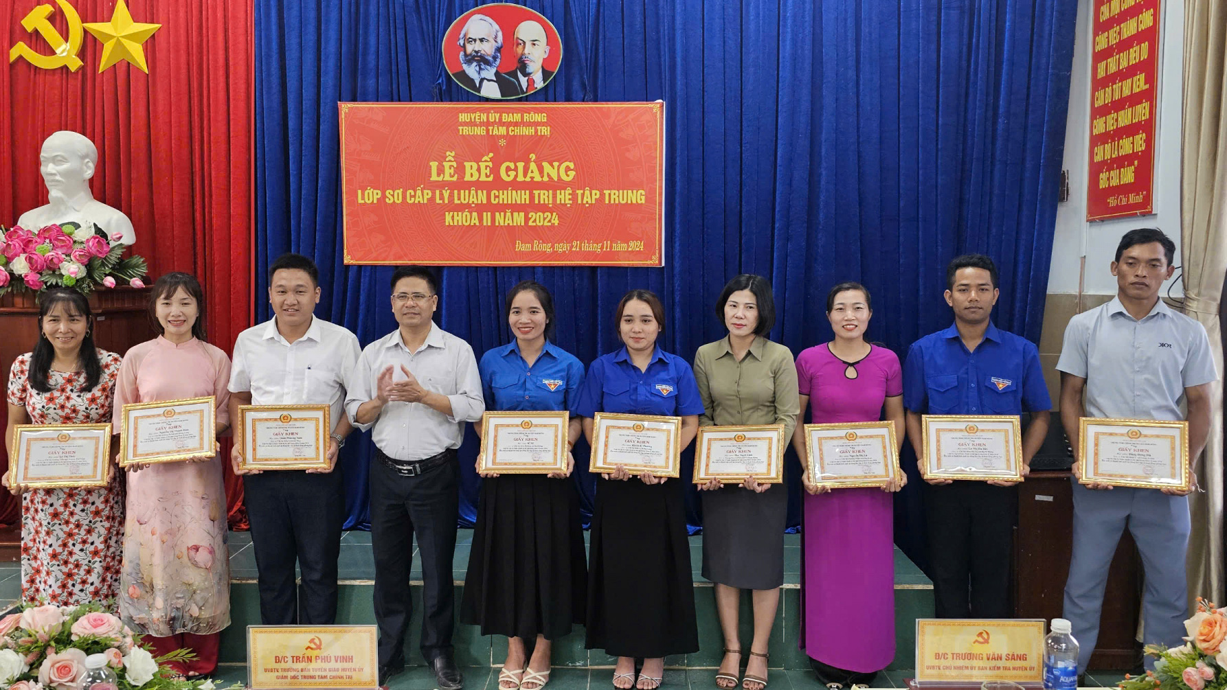 Đam Rông: Bế giảng lớp sơ cấp lý luận chính trị