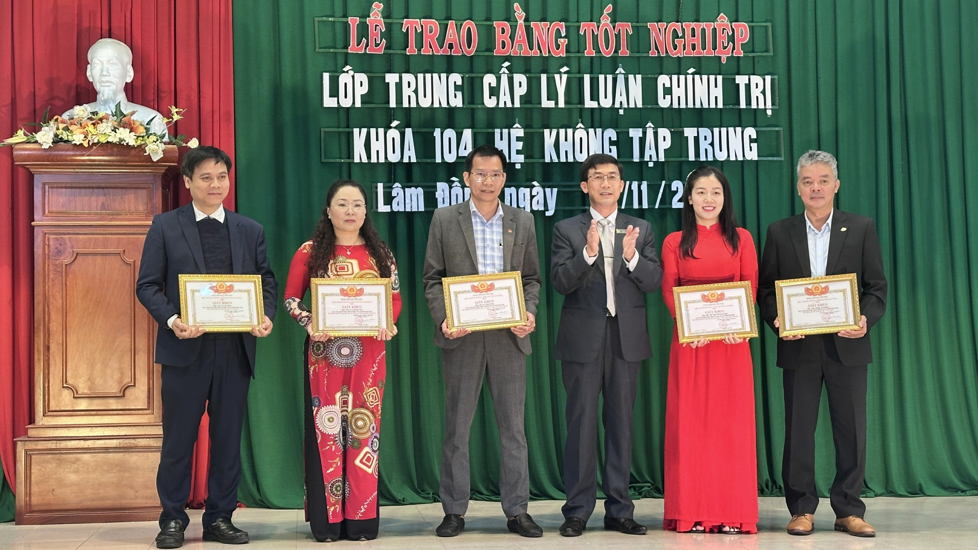Bế giảng Lớp Trung cấp lý luận chính trị khóa 104 hệ không tập trung
