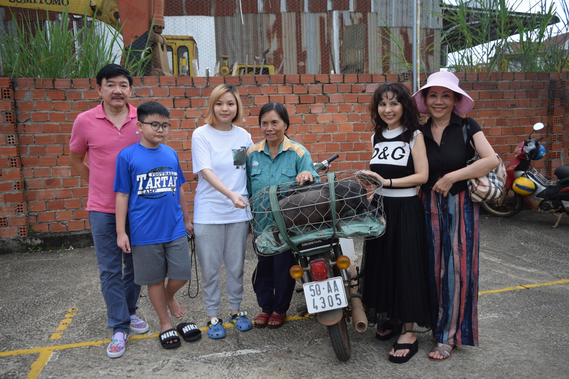 Đức Trọng: Trao 100 con heo đen giống cho 25 hộ dân tạo sinh kế