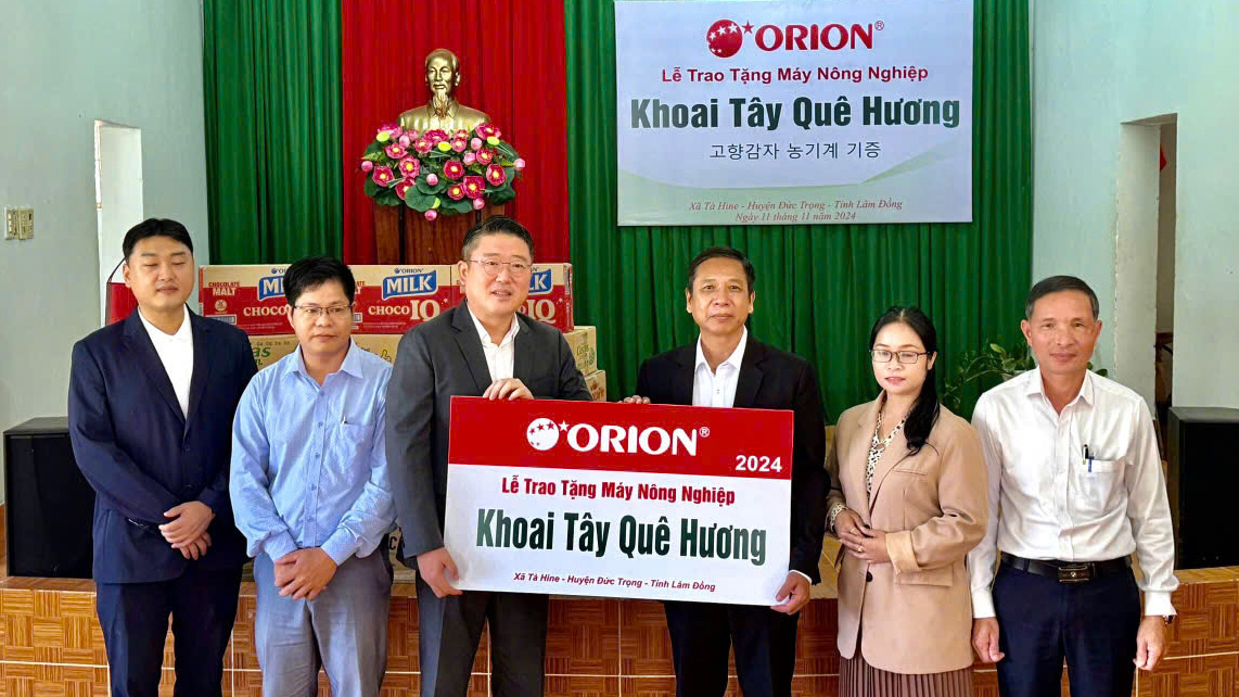 Đức Trọng: Trao máy sản xuất nông nghiệp cho Tổ hợp tác sản xuất khoai tây xã Tà Hine