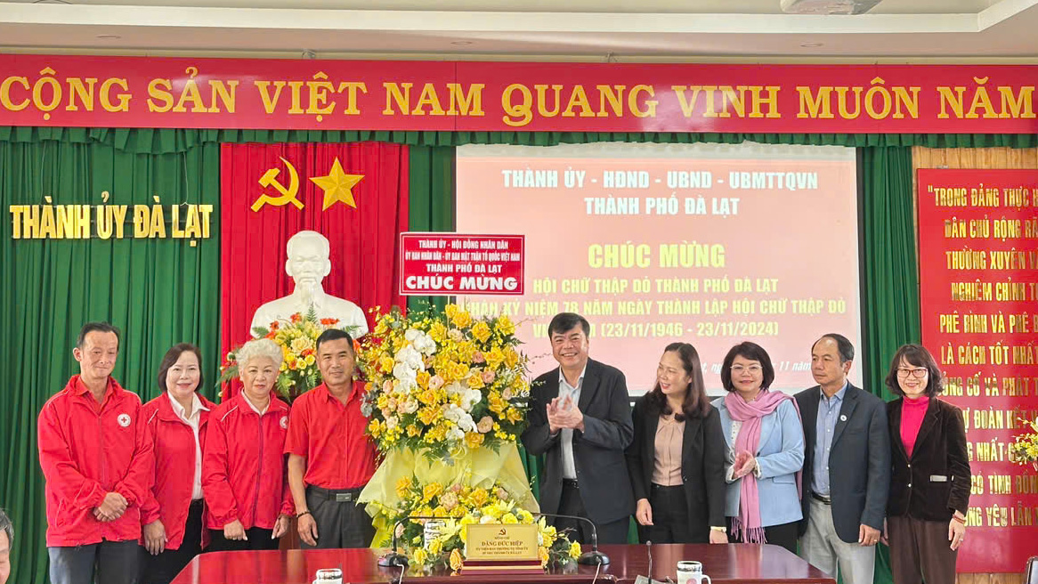 Bí thư Thành ủy Đà Lạt chúc mừng Hội Chữ thập đỏ thành phố nhân kỷ niệm 78 năm Ngày thành lập Hội Chữ thập đỏ Việt Nam