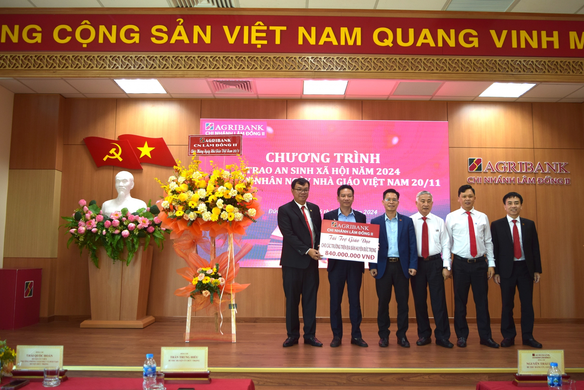Agribank Chi nhánh Lâm Đồng II trao tặng gói an sinh xã hội và tri ân Ngày Nhà giáo Việt Nam